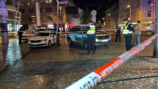 V Ndran ulici v Praze zasahovali policist u pobodanho mue. Pachatele zadreli. (23. dubna 2023)