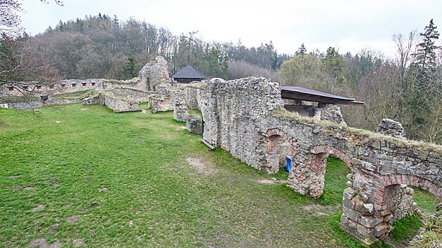 Zcenina hradu Lukov (duben 2023)