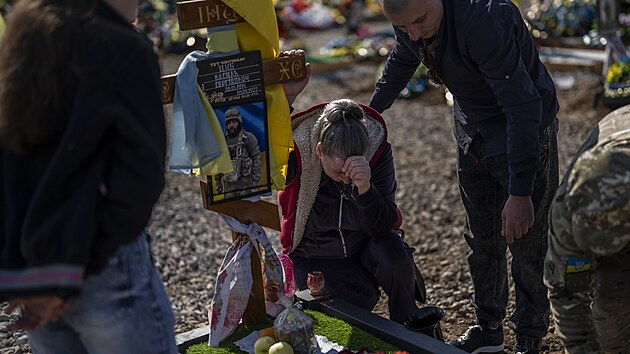 Pbuzn navtvuj hrob ukrajinskho vojka na hbitov v Kryvm Rihu. (23. dubna 2023)