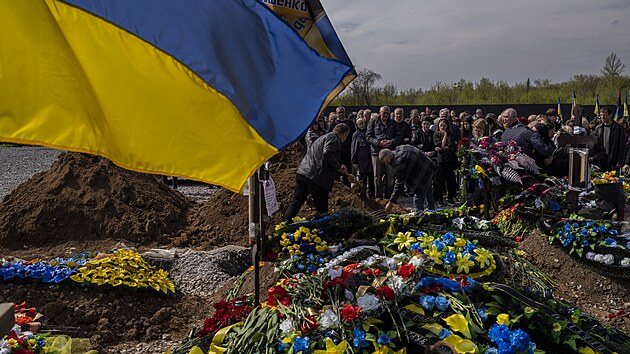 Ptel a pbuzn na pohbu ukrajinskho vojka Andrije Vorobjova v Kryvm Rihu (23. dubna 2023)