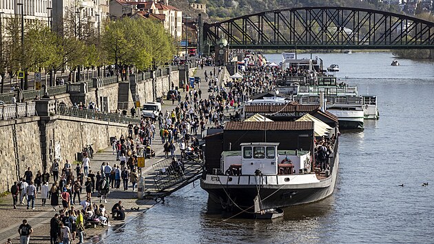 Lid v Praze si vyrazili ut tepla a slunenho poas. Zde na Nplavce. (22. dubna 2023)
