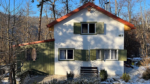 Chata po promn, kdy zmizel balkon u podkrovnho pokoje.