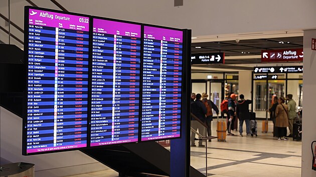 Zmatek na německých letištích pokračuje. Stávkuje se v Berlíně i Hamburku