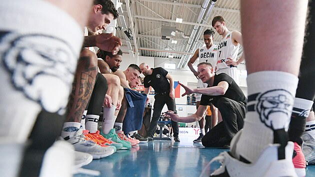 Element ve stratejist Grepl, Děčín'de kalıyor.  Patron, oyunculardan maksimumu çıkaracağını söylüyor