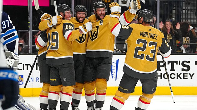 Hokejist� Vegas se raduj� z g�lu v z�pase s Winnipegem.