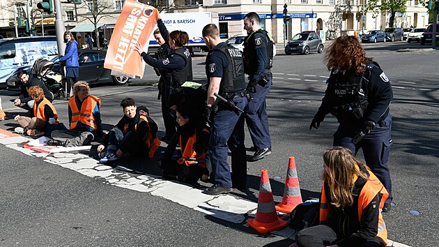 Aktivist klimatick protestn organizace Posledn generace blokuj ulice v Berln. (24. dubna 2023)