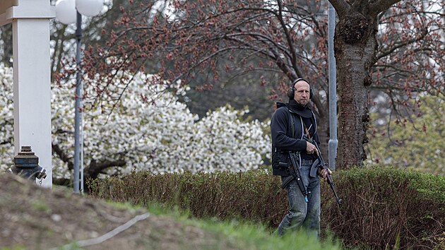St�elec byl p�i cvi�en� ozbrojen n�kolika zbran�mi.