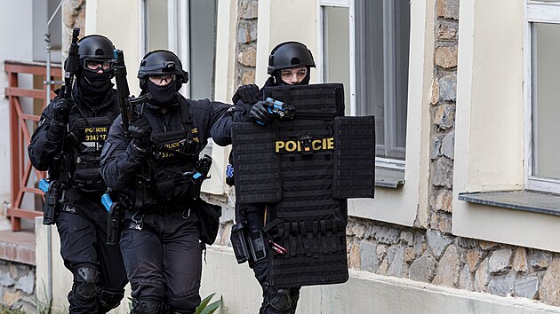 St�elec byl p�i cvi�en� ozbrojen n�kolika zbran�mi.