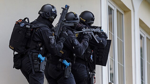 Prvosledov� policejn� hl�dky cvi�ily v l��ebn�m �stavu v Pasece zne�kodn�n� st�elce, kter� se p�i�el mst�t.