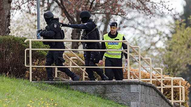 Prvosledov� policejn� hl�dky cvi�ily v l��ebn�m �stavu v Pasece zne�kodn�n� st�elce, kter� se p�i�el mst�t.