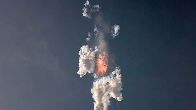 Raketu musela firma SpaceX dlkov odplit, za spch ale povauje to, e vbec vzltla. (20. dubna 2023)