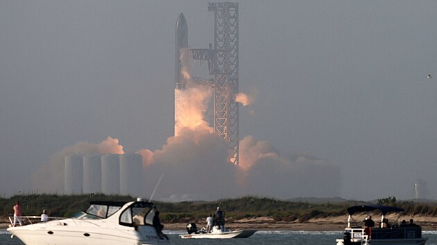 Raketu musela firma SpaceX dlkov odplit, za spch ale povauje to, e vbec vzltla. (20. dubna 2023)