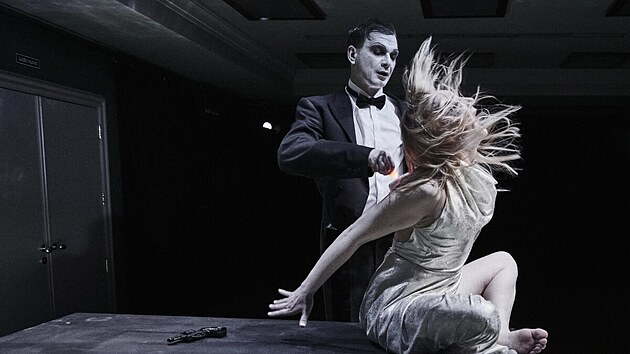 Kl�ra Sedl��kov�-Oltov� a Jan Sklen�� v komorn�m p�edstaven� Val��k n�hody