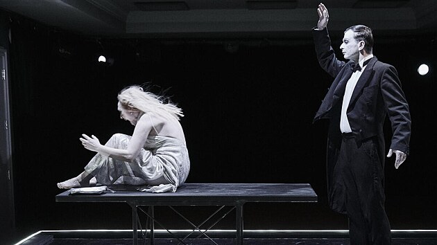 Kl�ra Sedl��kov�-Oltov� a Jan Sklen�� v komorn�m p�edstaven� Val��k n�hody