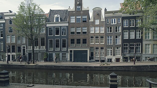 Záběr na druhoválečnou amsterdamskou ulici, kde se v kanceláři firmy Opekta...