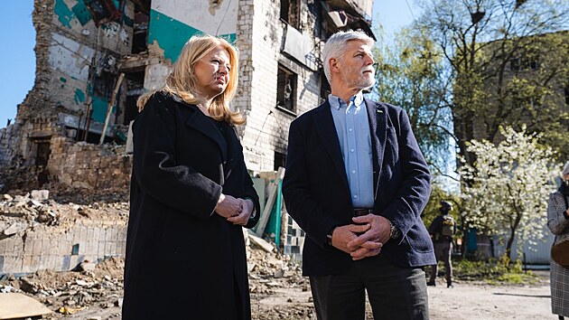 Slovensk prezidentka Zuzana aputov a esk prezident Petr Pavel pi nvtv msta Borodjanka nedaleko Kyjeva. (28. dubna 2023)