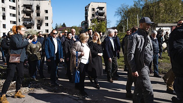 Slovensk prezidentka Zuzana aputov a esk prezident Petr Pavel pi nvtv msta Borodjanka nedaleko Kyjeva. (28. dubna 2023)