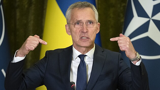 Generln tajemnk NATO Jens Stoltenberg pi nvtv ukrajinskho prezidenta Volodymyra Zelenskho v Kyjev (20. dubna 2023)