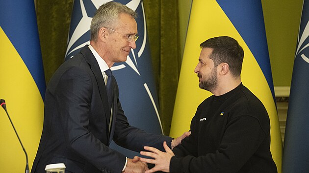 Gener�ln� tajemn�k NATO Jens Stoltenberg a ukrajinsk� prezident Volodymyr Zelenskyj v Kyjev� (20. dubna 2023)