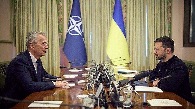 Generální tajemník NATO Jens Stoltenberg a ukrajinský prezident Volodymyr Zelenskyj v Kyjevě (20. dubna 2023)