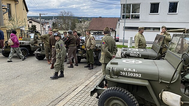 Pietn akt u pomnku americkch letc v Plzni-Liticch je prvn ze srie podobnch akc v rmci oslav osvobozen. (25. 4. 2023)