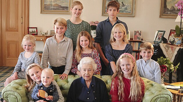 Královna Alžběta II. se svými vnoučaty a pravnoučaty na zámku Balmoral (2022)