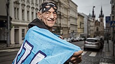 S modrou vlajkou v Praze dává Carlo Capalbo jasn� najevo, kterému fotbalovému...