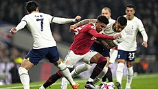 Jadon Sancho z Manchesteru se prodírá kup�edu, zadr�et se ho sna�í Cristian...