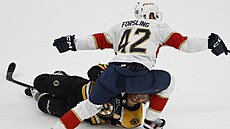 Gustav Forsling z Floridy fauluje David\ Pastr�ák\ z Bostonu.