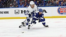 Michail Sergaev (vpravo) z Tampy a William Nylander (vlevo) z Toronta.