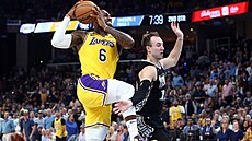 LeBron James z LA Lakers zakonuje pes Lukeho Kennarda z Memphisu.