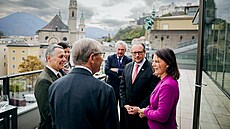 Salcburský hejtman Wilfried Haslauer (zády) s ministry zahranií Rakouska,...