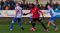 Fotbalisté Vy�kova (v �erveném) b�hem utkání v Prost�jov� 19. dubna 2023