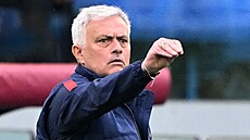 Trenér AS ím José Mourinho bhem duelu s AC Milán.