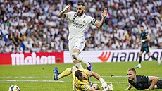 Kapitán Realu Madrid Karim Benzema pekonává brankáe Almeríe Fernanda...