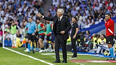 Trenér Realu Madrid Carlo Ancelotti dává svencm pokyny bhem klání s Almeríí.