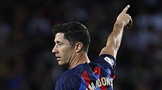 Útoník Barcelony Robert Lewandowski bhem zápasu s Betisem.