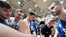 Basketbalisté Dína slaví postup do semifinále.