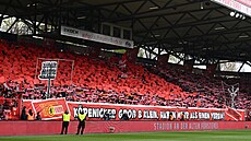Fanouci Unionu Berlín ped domácím utkání s Bayerem Leverkusen.
