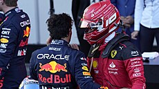 Sergio Pérez z Red Bullu pijímá gratulace Charlese Leclerca z Ferrari k...