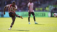 Nejlep�í st�elec Brentfordu Ivan Toney se prosazuje proti Nottinghamu.