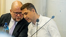 Soud projednává případ Ladislava Vrabela (vpravo) viněného ze šíření poplašné...