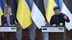 Ukrajinský prezident Volodymyr Zelenskyj (vpravo) a estonská premiérka Kaja...