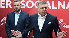 Robert Fico (vpravo) a Peter Pellegrini cílí v boji o vítzství ve slovenských...