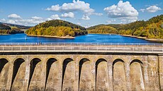 Letecký pohled na pehradu Aggertalsperre v Gummersbachu v Nmecku.