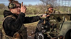 Ukrajintí vojáci pipravují palbu z houfnice na frontové linii u Bachmutu....