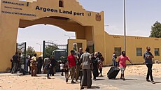 Lidé procházejí do Egypta poté, co byli evakuováni ze Súdánu. (27. dubna 2023)