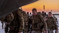 Brit�tí vojáci nastupují na palubu letounu, který mí�í do Súdánu, aby evakuoval...
