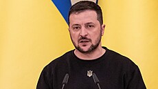 Ukrajinský prezident Volodymyr Zelenskyj hovoří během společného brífinku s...