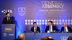 P�edseda Ligové fotbalové asociace Du�an Svoboda (vlevo) na kongresu European...